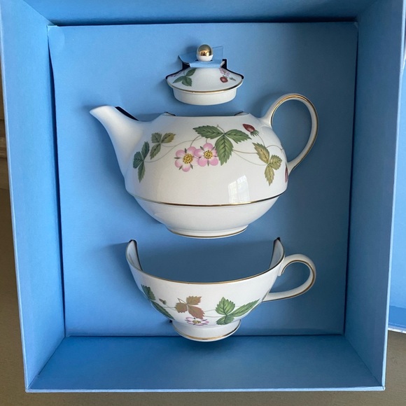 Wedgwood Wild Strawberry Tea for One NEW in Box - Picture 3 of 11